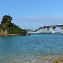 古宇利島大橋と古宇利島　白い建物はオーシャンタワー