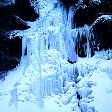 旧道使用時に撮影した厳冬期の氷結した梯子滝