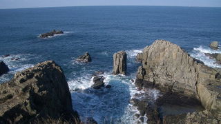 荒々しい岩肌の柱状節理の絶景を堪能！