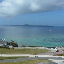 海に浮かぶ伊江島が綺麗に見えました