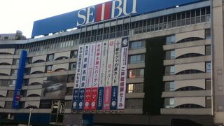 駅直結の大きなデパート