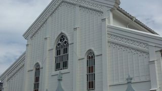 丘の上の真っ白な教会