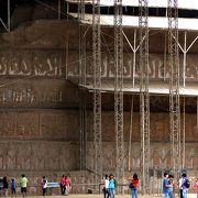 巨大な彩色壁画が残る神秘の遺跡