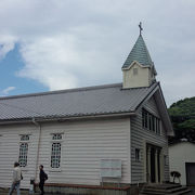質素な佇まいの白い教会