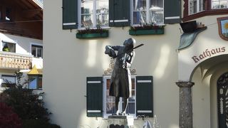 市役所の前にあります