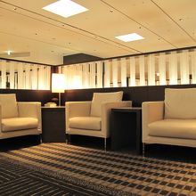 落ち着いた雰囲気の成田ラウンジ