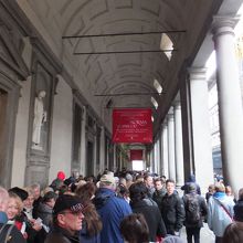 大行列。ツアーで予約してあるのに。