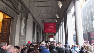 世界的に有名な美術館。行列がすごいです。火曜日は避けましょう。