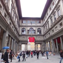 中庭から。この左が入口。正面はアルノ川。