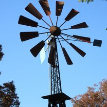 井戸水を汲み上げる風車を再現