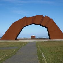 晴れた日には青空に映えるモニュメントです
