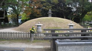 身元不明の遺骨などが納骨されている塔