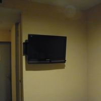 テレビは壁掛け２６インチ