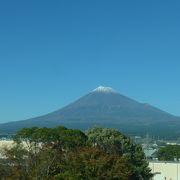 新富士駅付近からの富士山は裾野が広く見えとても綺麗です