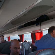バス車内。２シートでゆったりしている