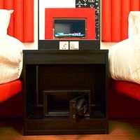 金庫はベッドの間