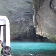 堂ヶ島洞くつ巡りクルーズ船から見た天窓洞。海の色が異なる。