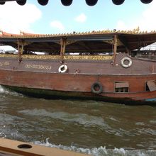 船が行きかっています。水はあまりきれいではありません