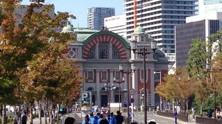 緑豊かな公園の中でひときわ目立つ