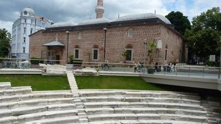 ジュマヤ広場に面して建つイスラム寺院