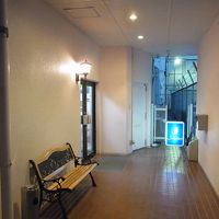 奥に入り口があります