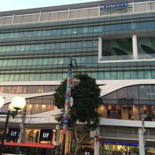 駅を出たところの建物