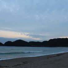 夕暮れ時の弓ヶ浜海岸