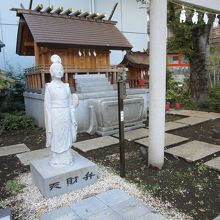 弁財天像と境内社