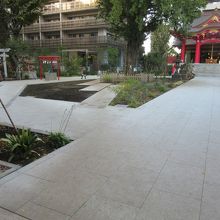 整備された境内・・周りマンションなどが。