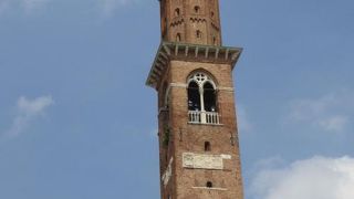 シニョーリ広場にすくっと立つ時計塔はコネがあれば登れます♪