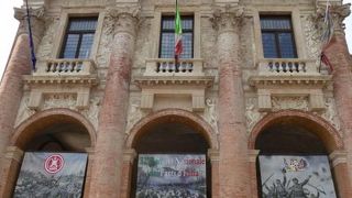 シニョーリ広場に花を添えるピンクの美しい建物♪