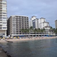 外観（左から２番目がホテル）左の建物が並行してある。