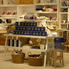 外から見た店内の商品
