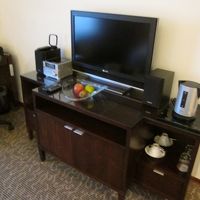 部屋のテレビ、オーディシステム、フルーツがあります。