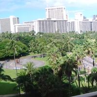 左の建物が並行してある。ＥＶから海側が隣の建物と並行して並ぶ