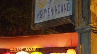 夜は屋台も並ぶマーケット通り