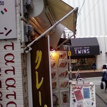 お店の入り口そばです。