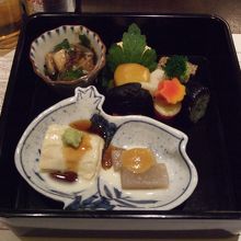 湯葉、自家製こんにゃく、煮物