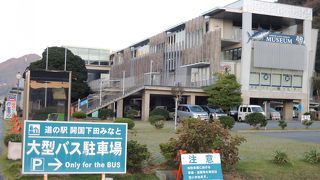 駐車場が便利な建物下にあり