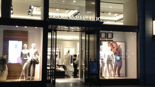 ヒルズの中で目立つ店舗