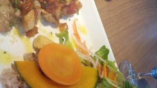 明るい光の差し込む、解放感あるカフェ。