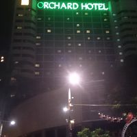 夜に撮影したホテルの外観