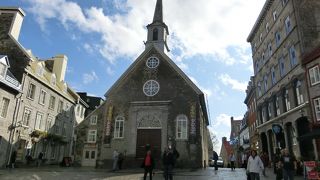  ロワイヤル広場に面した小さい教会です