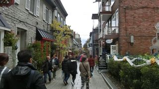 小綺麗な通りで、土産物屋が並んでいます。