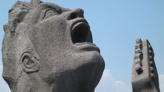 迫力ある像が建っています！