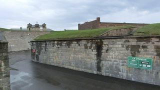 アッパータウンのセントローレンス川に面して建つケベック要塞です