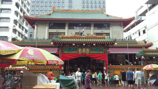 たくさんの参拝者と露店