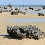 遠浅の海に浮かぶ、不思議な巨岩の群れ、佐和田の浜。