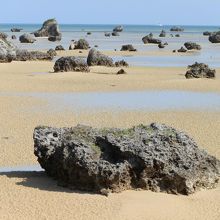 佐和田の浜の巨岩。津波で運ばれて来たそうだ。