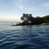 ジャグジー付のプールに浮かびながら…。